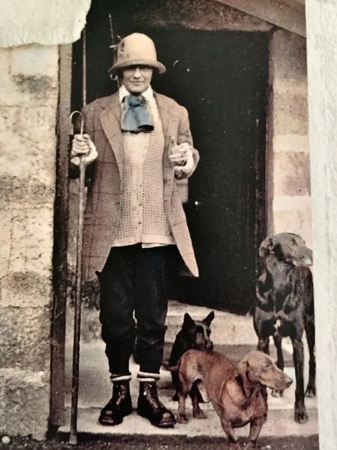 穿着斜纹软呢和香奈儿一起漫步乡野