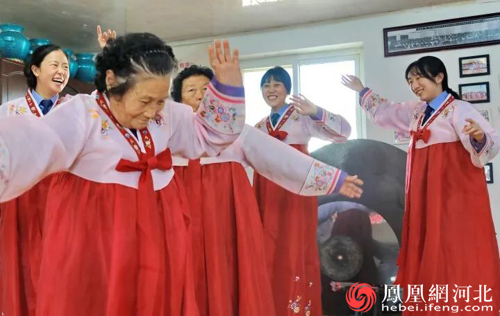 身着民族服装的民警与村民们跳起朝鲜族舞蹈。