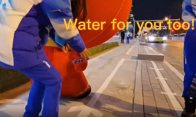 雪容融为冬残奥会工作人员送上饮用水