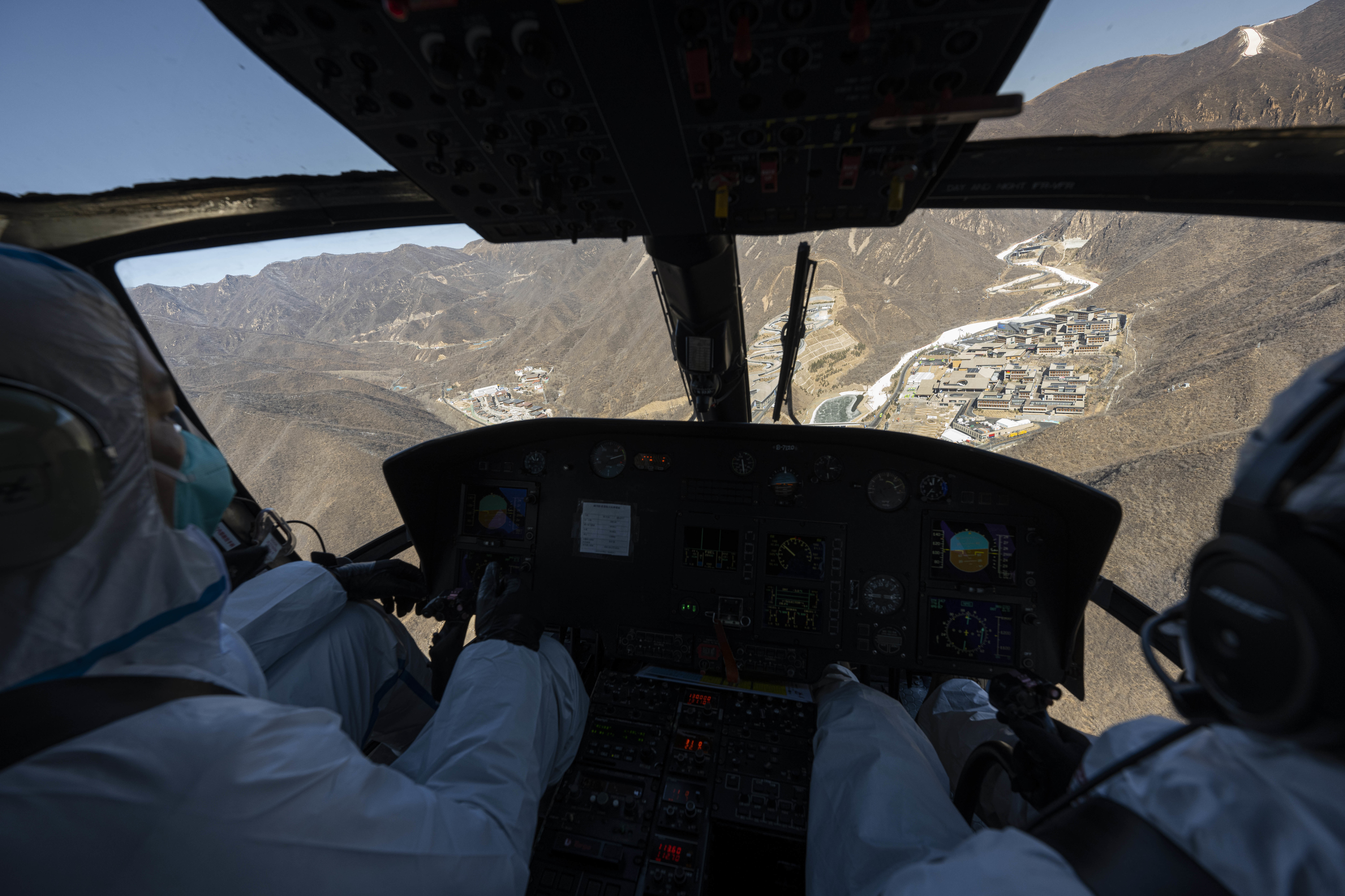 3月1日,延庆,救援型直升机飞行员驾驶飞机飞向赛道