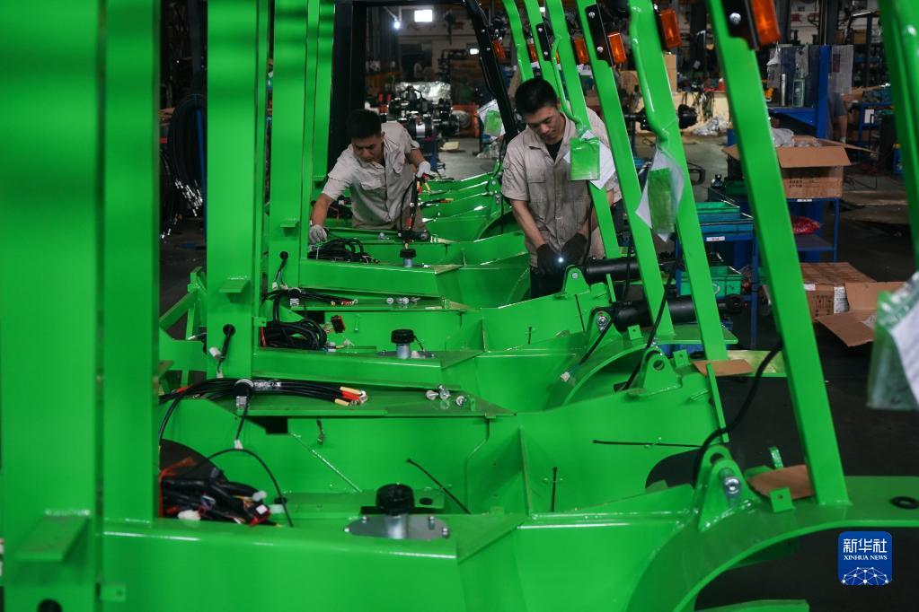 在位于江苏靖江的江苏中力叉车有限公司，工人在生产“油改电”叉车（2021年6月12日摄）。新华社记者 季春鹏 摄