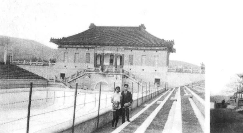 1933年，沙飞与妻子在南京市中央游泳场