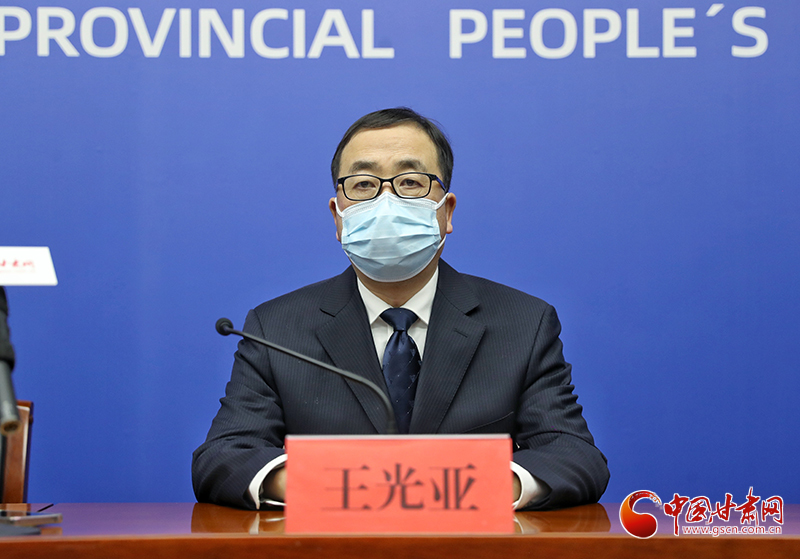 甘肃省教育厅党组成员、副厅长、新闻发言人王光亚回答记者提问