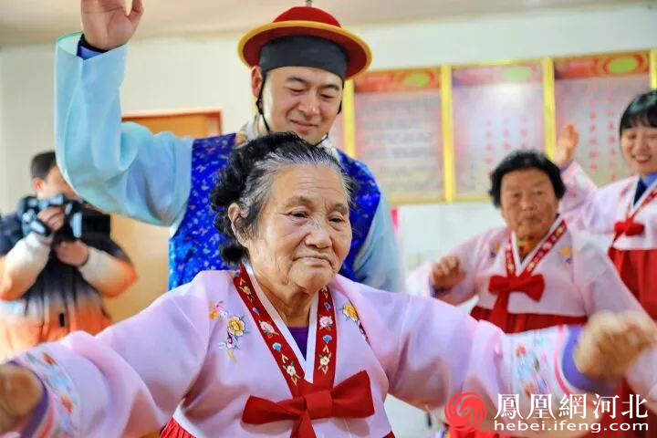 在朝鲜族村村民指导下，民警学习起朝鲜族舞蹈。