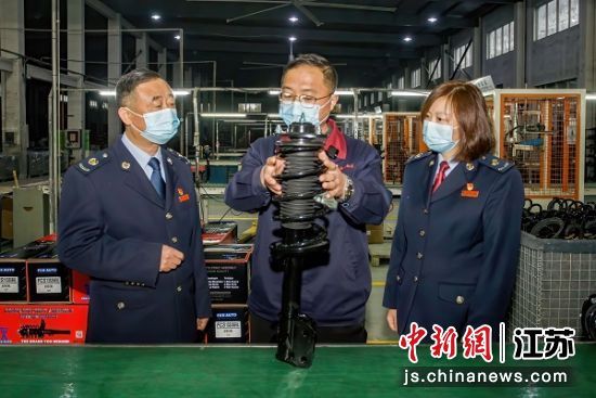 税务人员在福睿斯(江苏)汽车零部件有限公司调研走访,了解企业生产经营情况。图片作者:韩红祥