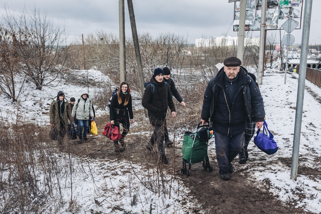 3月8日，在乌克兰伊尔平，当地居民走在撤离途中。新华社 图