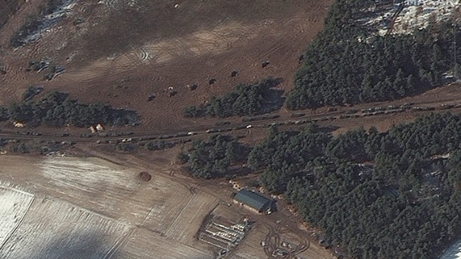 卫星图像曝光俄军64公里长车队现状