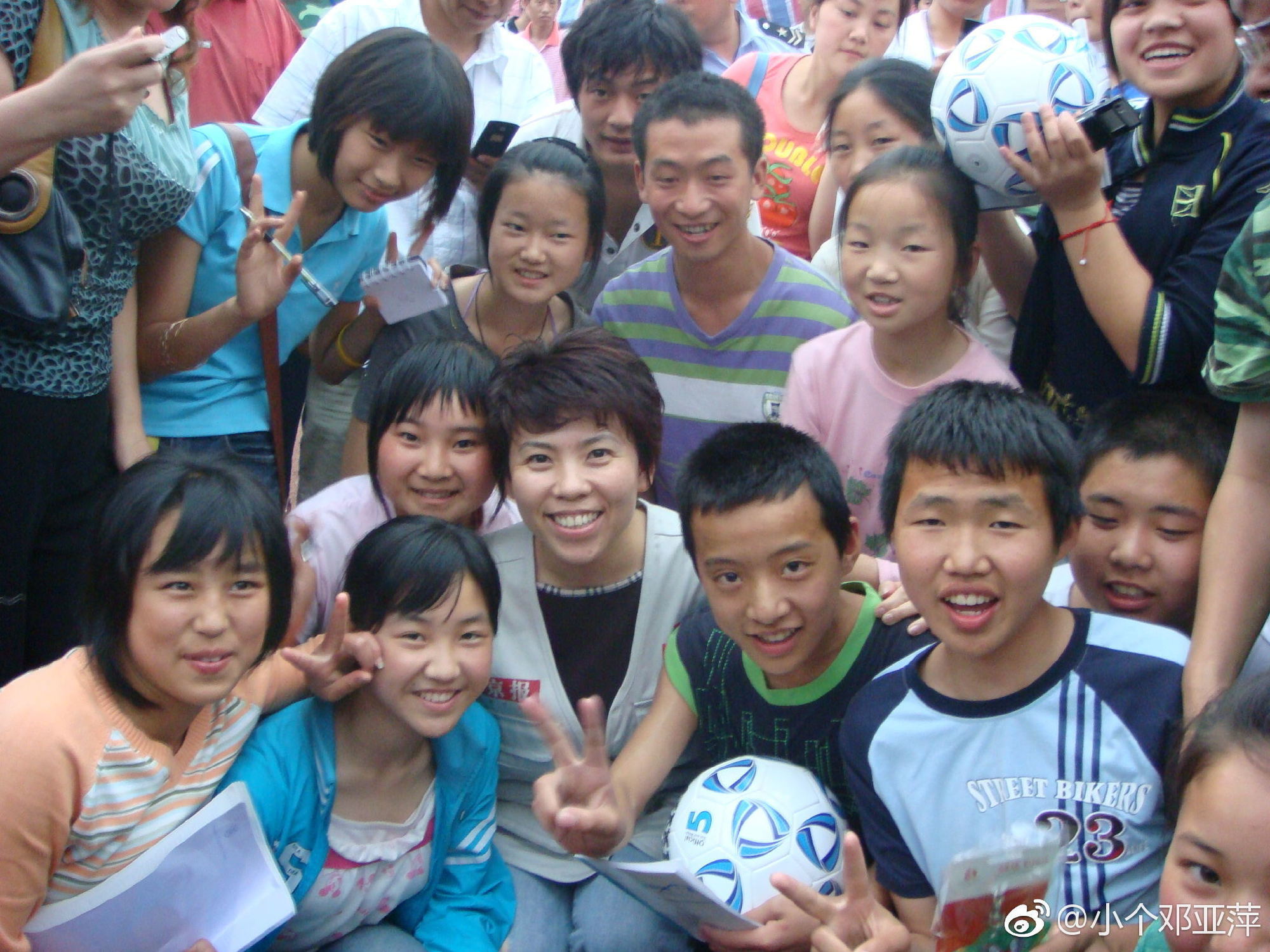 邓亚萍与乡村儿童 图源邓亚萍微博
