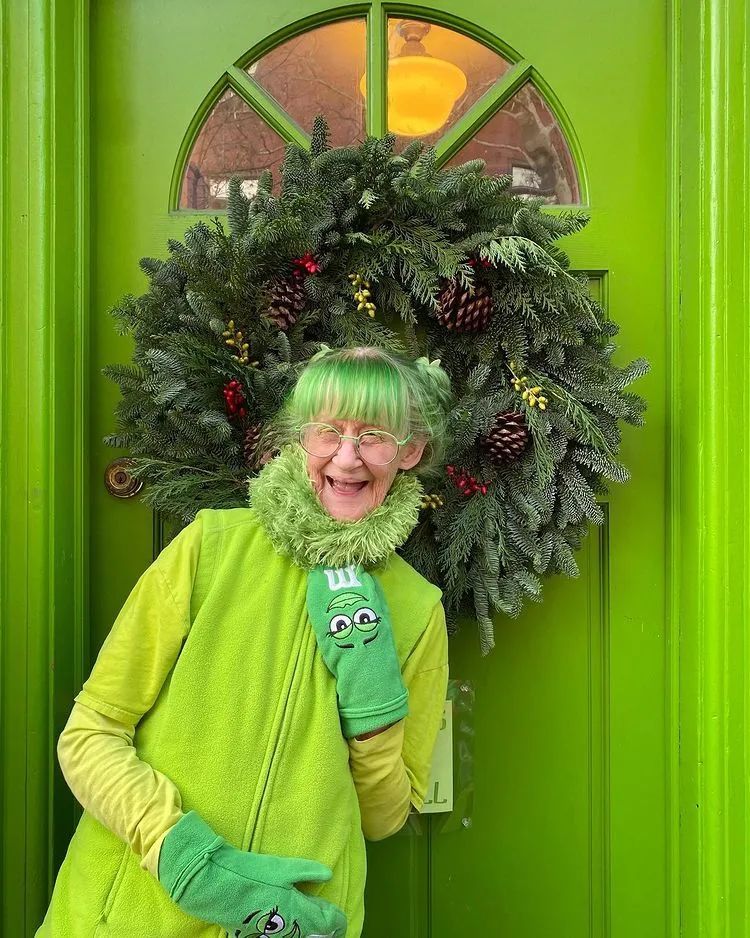 81岁网绿奶奶二十年来穿绿色衣服住绿色的家