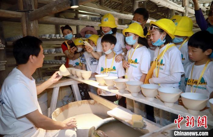 古窑景区迎来“研学+旅游”热潮。　景德镇古窑供图