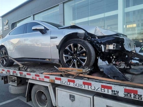 网曝小鹏p7刹车失灵踩刹车无用眼睁睁撞墙