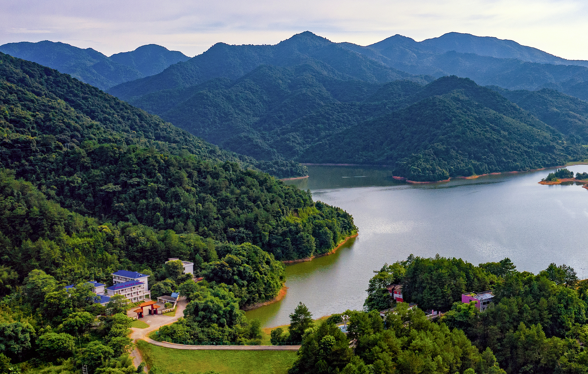 韶关始兴南山省级自然保护区首次发现鸟中仙女仙八色鸫