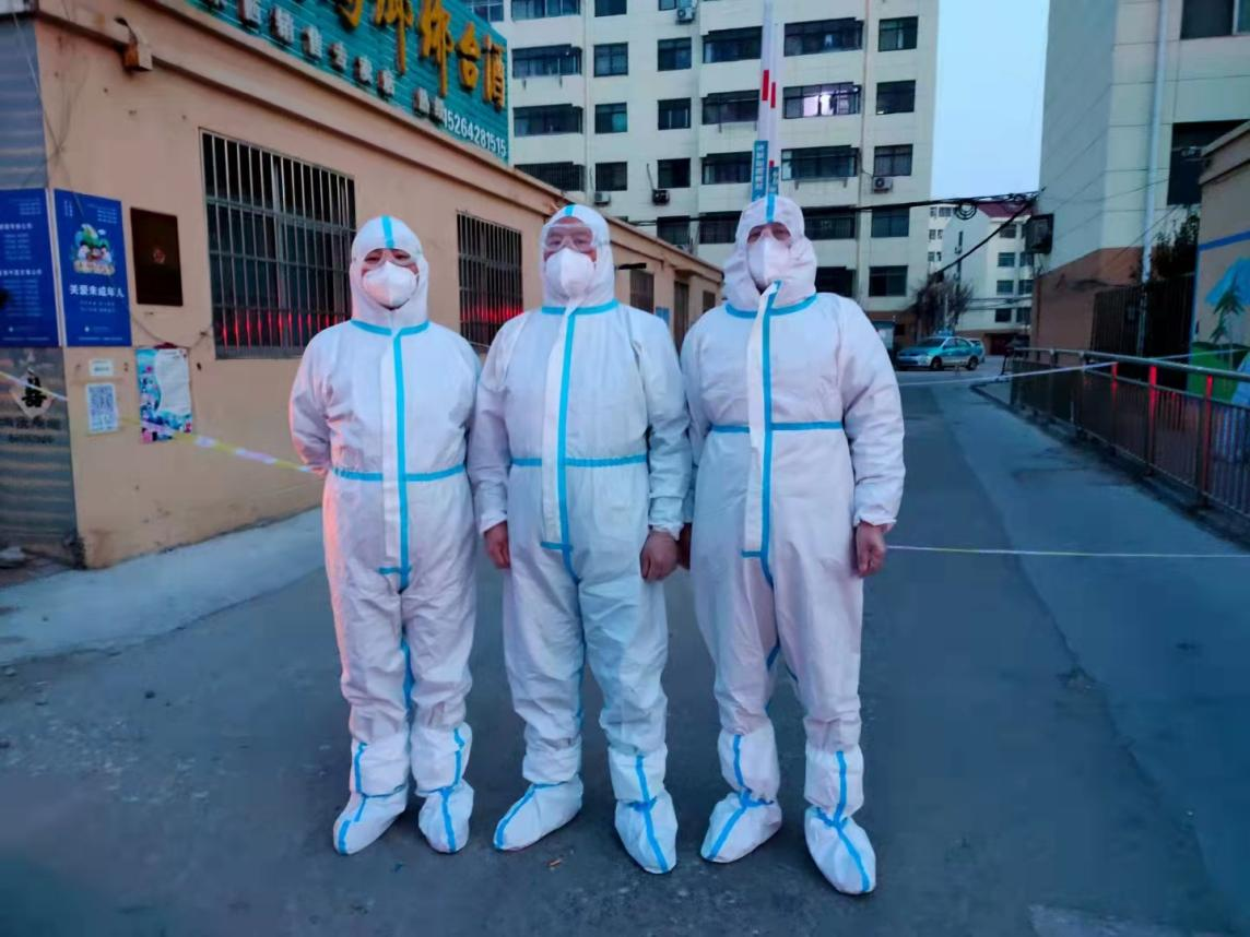 （图为莱西市邵勇（右一）等多名老党员自告奋勇奋斗在抗疫第一线。）