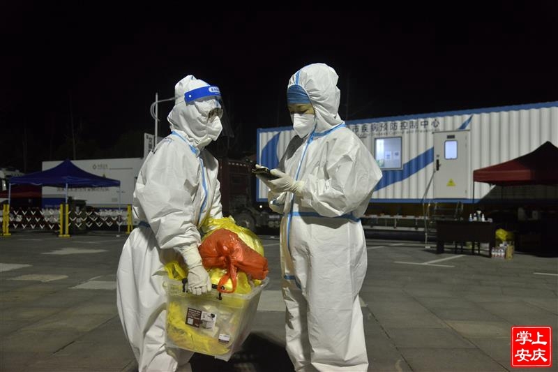 3月9日晚，在迎江区科技广场核酸检测点，医护工作者正在送检样本。 王政 摄