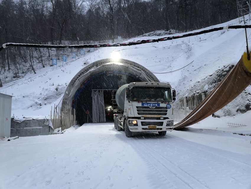 吉林高速公路建设项目蒲烟金沟隧道出口仰拱砼浇筑施工