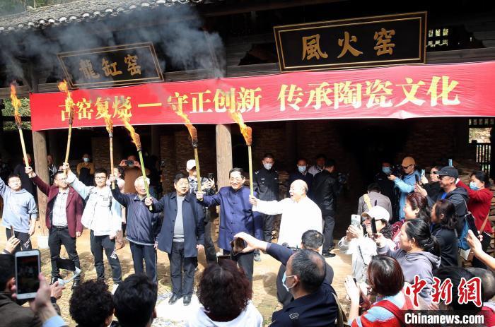 游客现场体验点火、开窑，感受陶瓷文化活态传承。　景德镇古窑供图