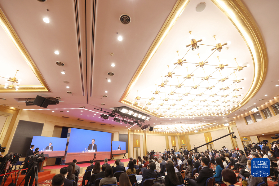 3月11日，国务院总理李克强在北京人民大会堂出席记者会并回答中外记者提问。这是记者在位于梅地亚中心的分会场采访。新华社记者 卢烨 摄