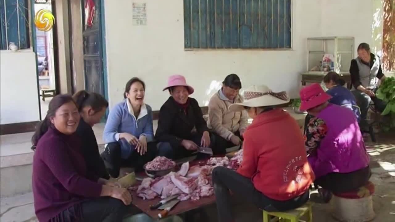 美女主持谢怡芬积极参与饭菜的制作，当地人给予她很高的评价