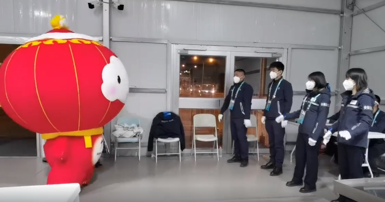 雪容融为冬残奥会工作人员送礼物