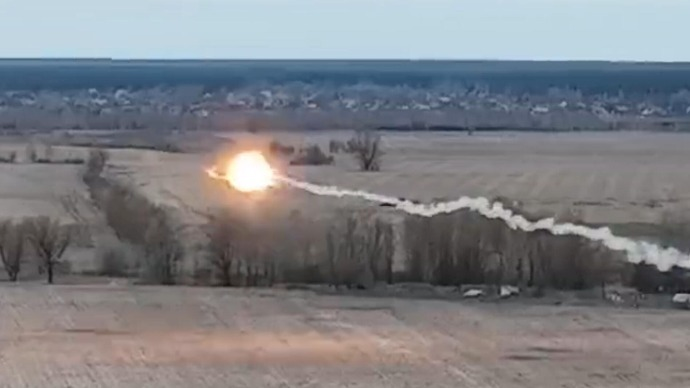 迎头命中！俄直升机被乌军导弹击落画面曝光
