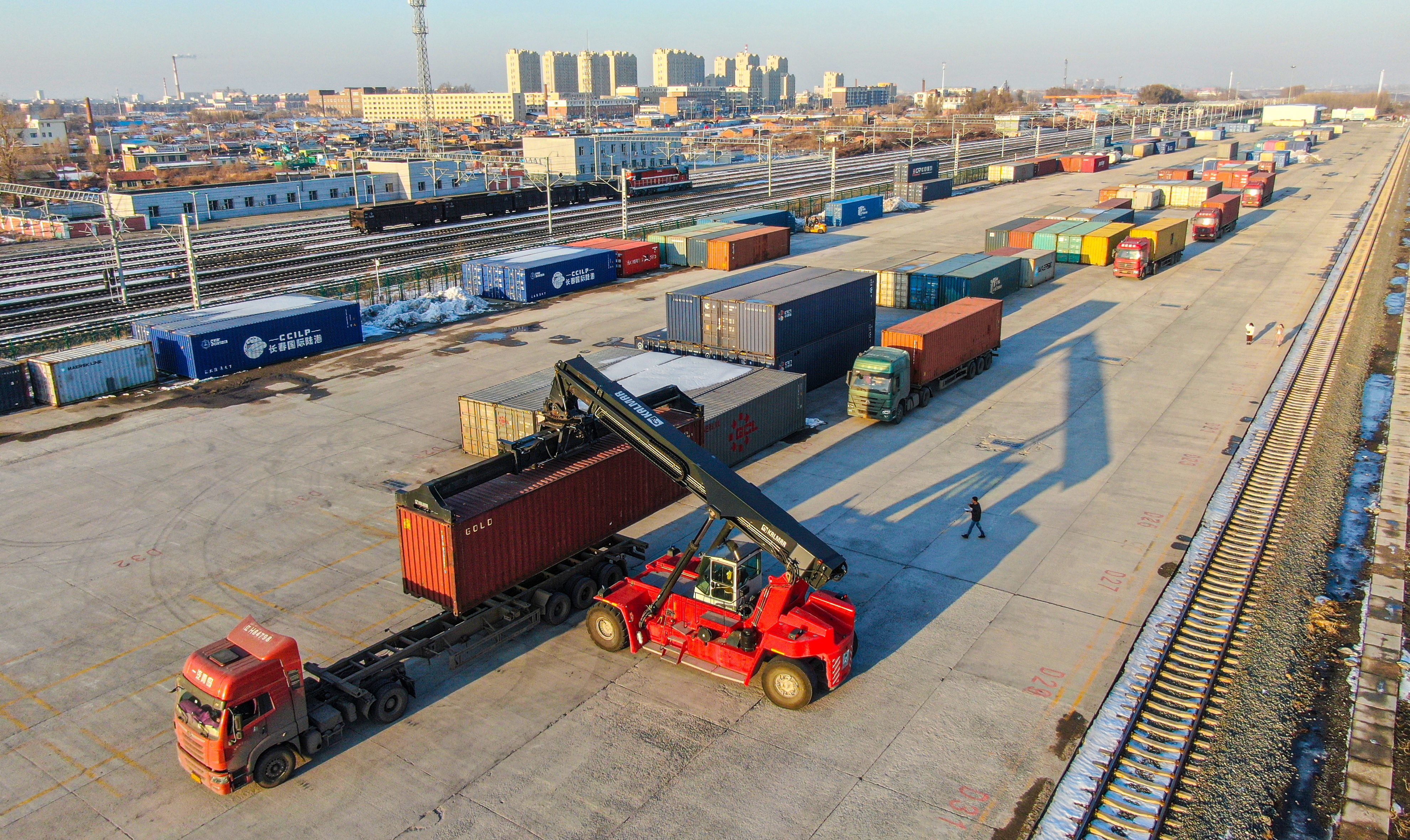 长春兴隆铁路口岸一片繁忙景象,一辆辆运载集装箱的卡车有序进入,场站