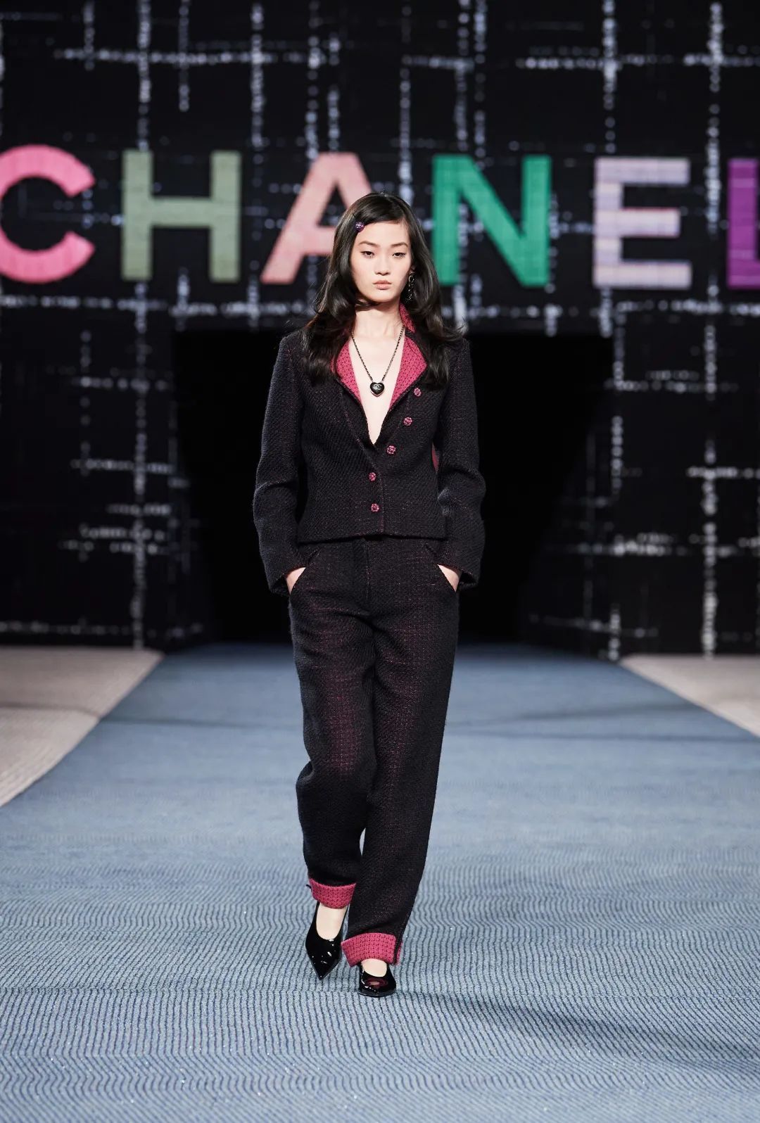 穿着斜纹软呢和香奈儿一起漫步乡野