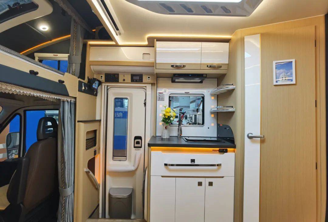 铂驰帕亚尼旅行家双拓展房车，超高配置拎包入住，上海现车特惠