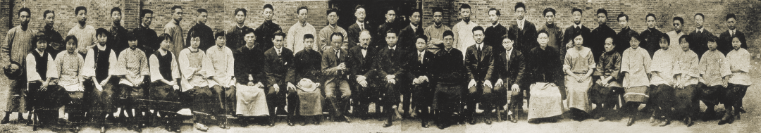 图为1926年上海美专高师科第四届毕业生与教师合影