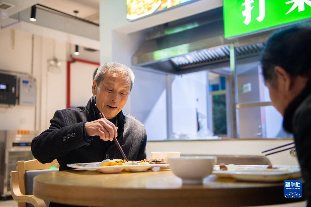 老人在湖南省常德市武陵区长者大食堂就餐（2021年11月16日摄）。新华社记者 陈思汗 摄