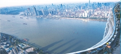 从武昌向汉口、汉阳俯瞰,两江交汇、三镇鼎立,长江主轴美不胜收。新华社记者肖艺九 摄