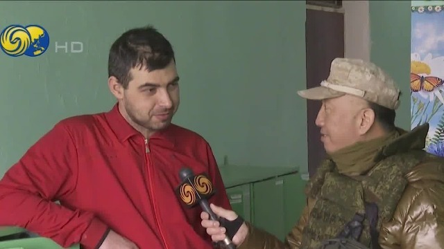 凤凰记者探访“绿色通道”入口 难民：一路爬来 子弹在头顶呼啸