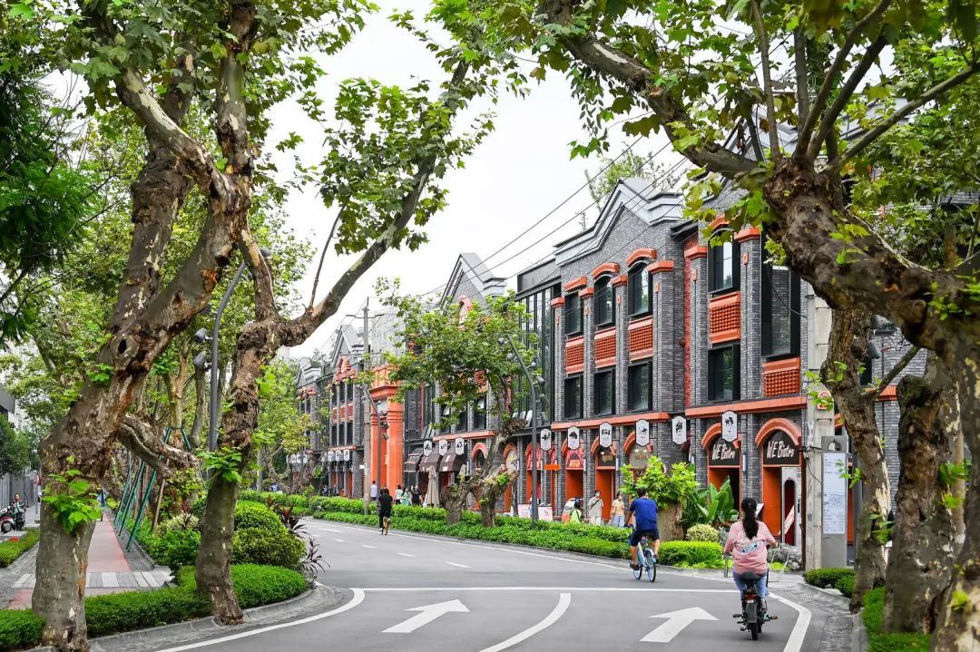 改造后的成都华西坝大学路街景