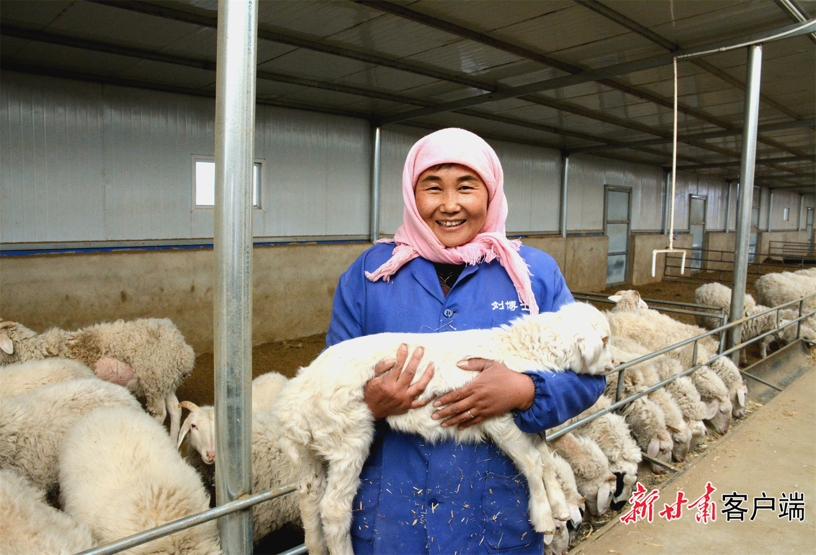 女羊倌罗建华抱着羊羔讲致富经历 新甘肃·甘肃日报记者 金奉乾 摄