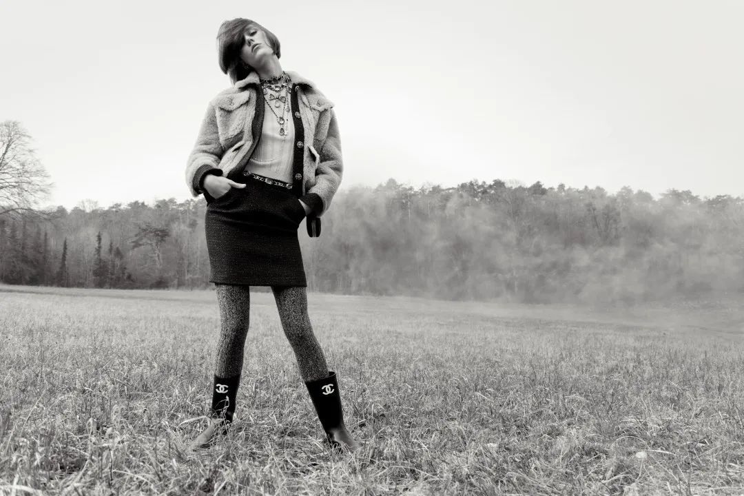 穿着斜纹软呢和香奈儿一起漫步乡野