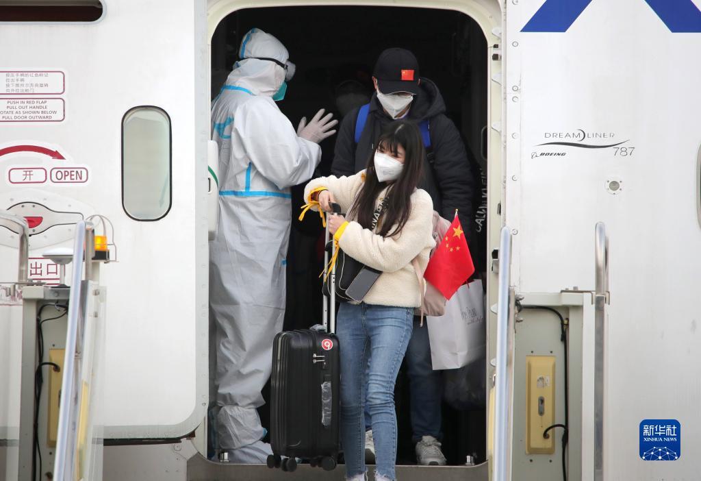 3月9日，中国公民乘坐临时航班抵达兰州中川国际机场。新华社记者 杜哲宇 摄