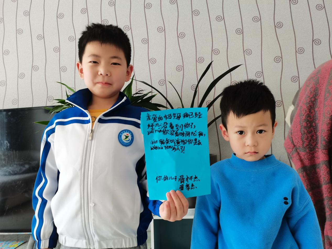 （图为夏格庄中心卫生院的医务人员李进的两个孩子。）