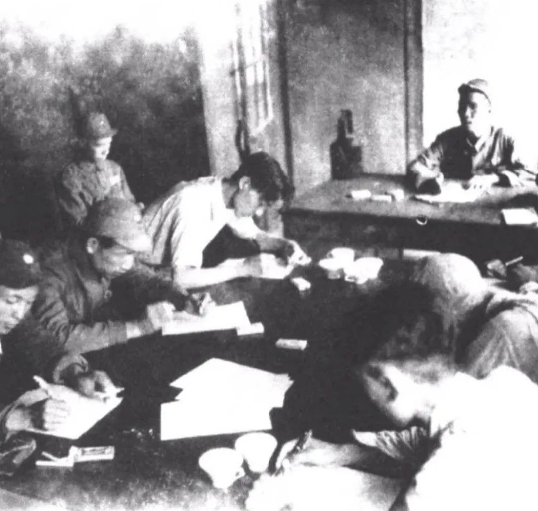 1946年，沙飞在（右上）张家口主持摄影工作会议