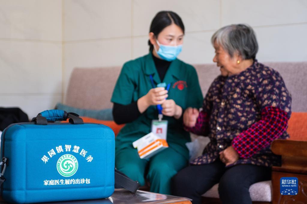 在湖南省长沙市长沙县果园镇杨泗庙社区，医务人员指导居家老人用药（2021年11月12日摄）。新华社记者 陈思汗 摄
