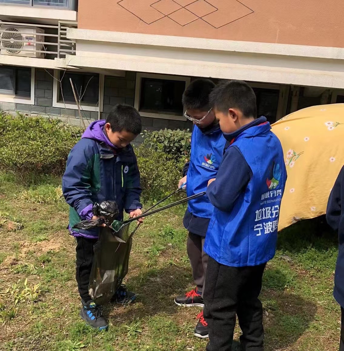 鄞州区横溪镇“小雷锋”走进丰乐社区