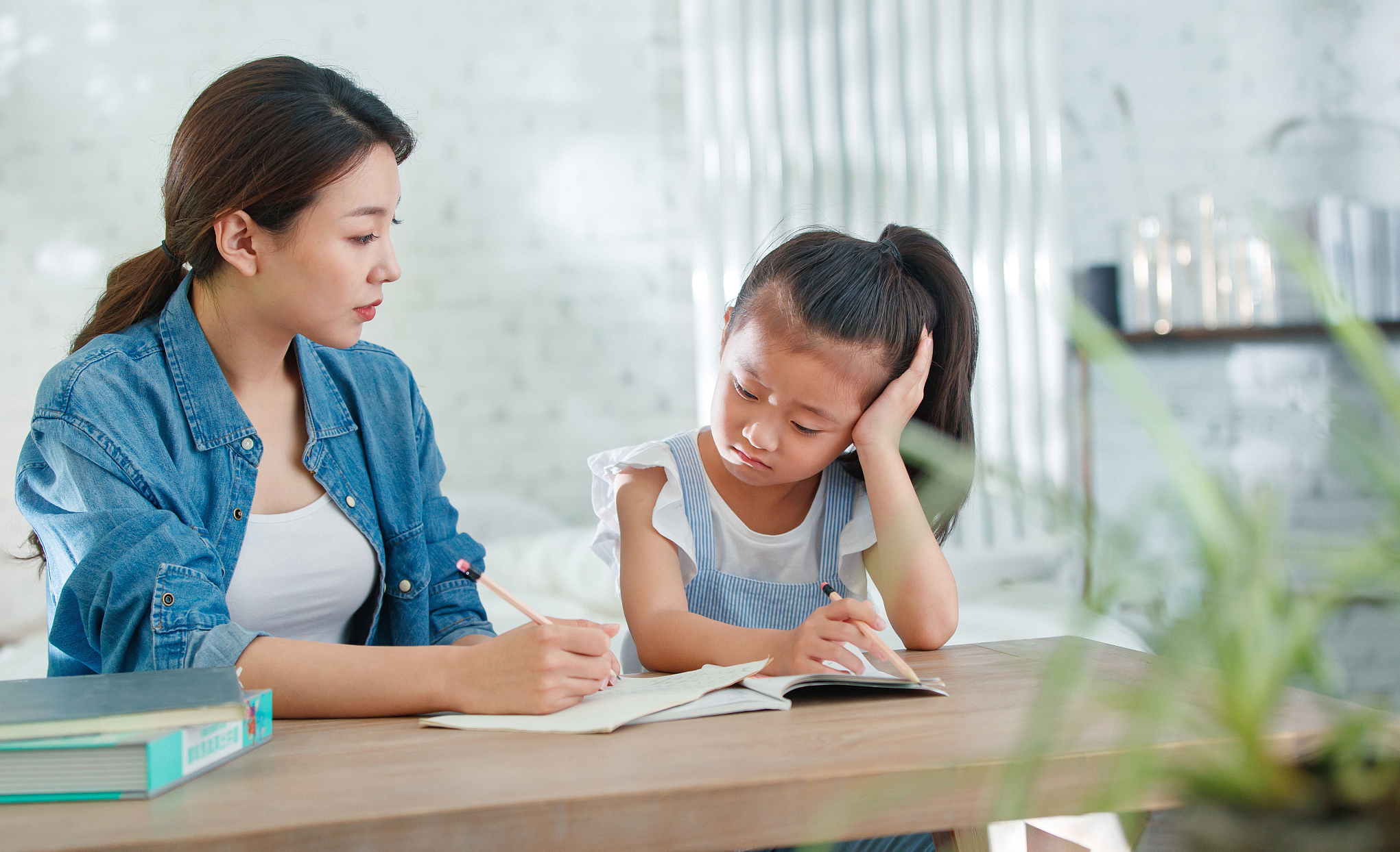 风声｜60%老师反映“双减”后负担变重，加工资就能解决吗