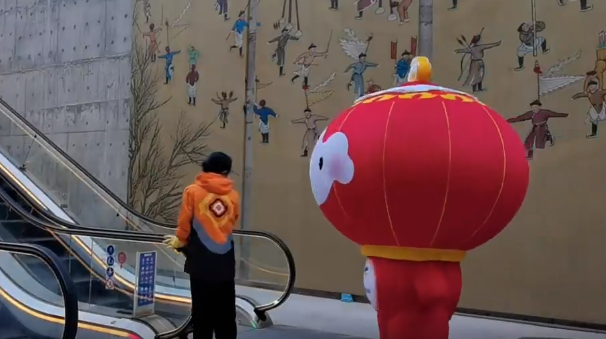 雪容融为冬残奥会工作人员送礼物