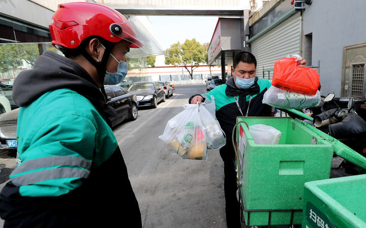3月16日,在位于上海闵行区吴中路的一家网络购物平台仓配站点外,配送骑手将包装好的网络订单货品装车。新华社记者 方喆 摄
