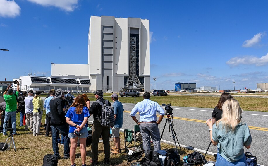 NASA巨型登月火箭SLS正式出厂 将“龟速”运往发射台