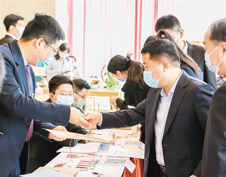 参加中国共产党西安市第十四次代表大会的代表们陆续抵达驻地,向大会报到。(记者 杨力 柯希飞 张曦 摄)