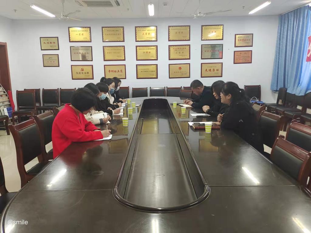 衡水学院外语系党总支书记魏贵娟,副书记李涛和全体辅