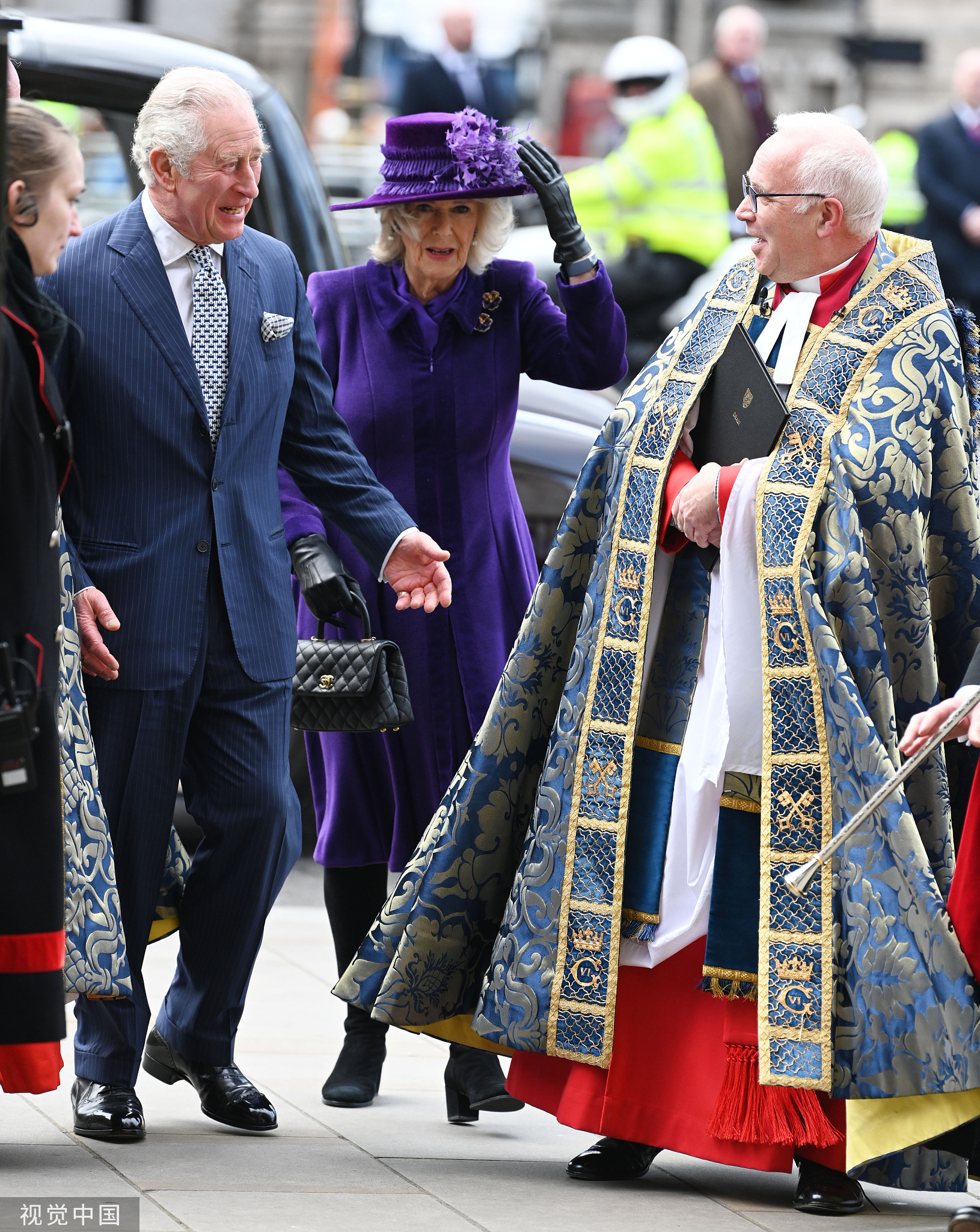 英国王室举办花园聚会 伊丽莎白女王蓝衣花帽神采飞扬