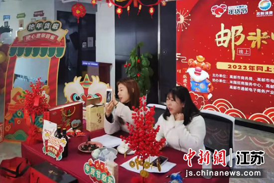 春节期间，米脂特产通过网络平台“下山进城”。黎鹏 摄