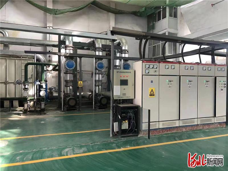 旭城花园小区换热站内,供热设备正在正常运转中.