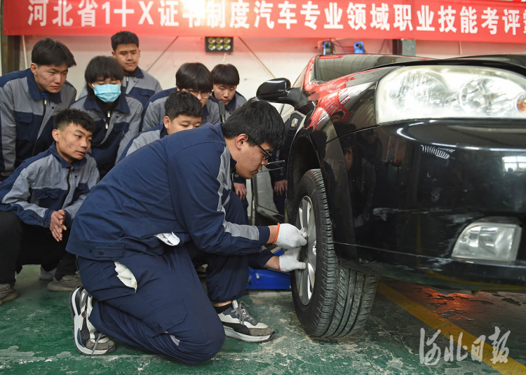 2022年3月3日,河北省霸州市职成教育总校汽车运用与维修专业学生在上汽车维修课。河北日报记者赵永辉摄影报道