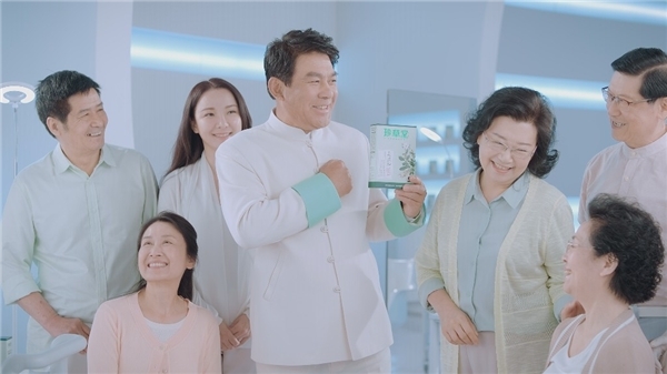 图为植物染发珍草堂品牌代言人朱时茂与消费者互动健康染发心得